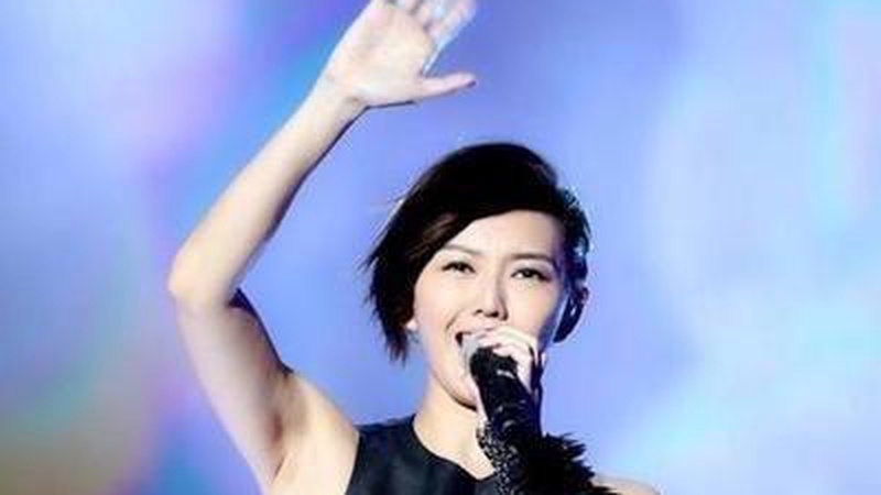 孙燕姿演唱会突发身体不适，忍痛唱完整首《尚好的青春》